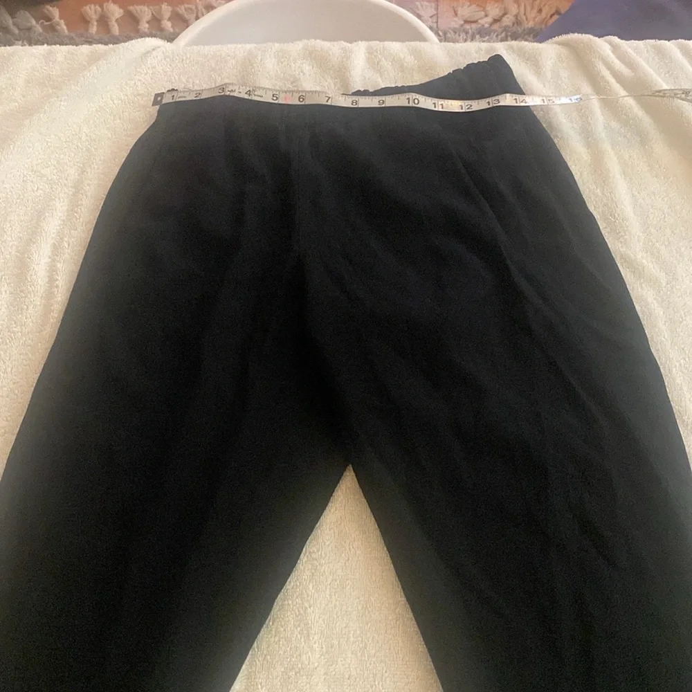 Aritzia Babaton stunning black trousers w/ stretchy waist w/ pockets.